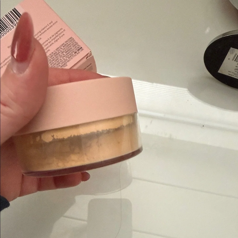 MONAT Perfecting Translucent Loose Powder - Pink - Picture 4 of 4
